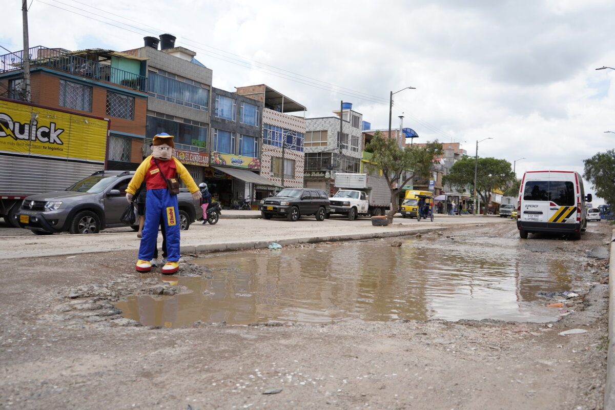 Armando Calle visitó los cráteres de Bosa Armando Calle estuvo en una concurrida avenida principal de la localidad de Bosa, la cual lleva muchos años sin ser reparada. Esta es la denuncia
