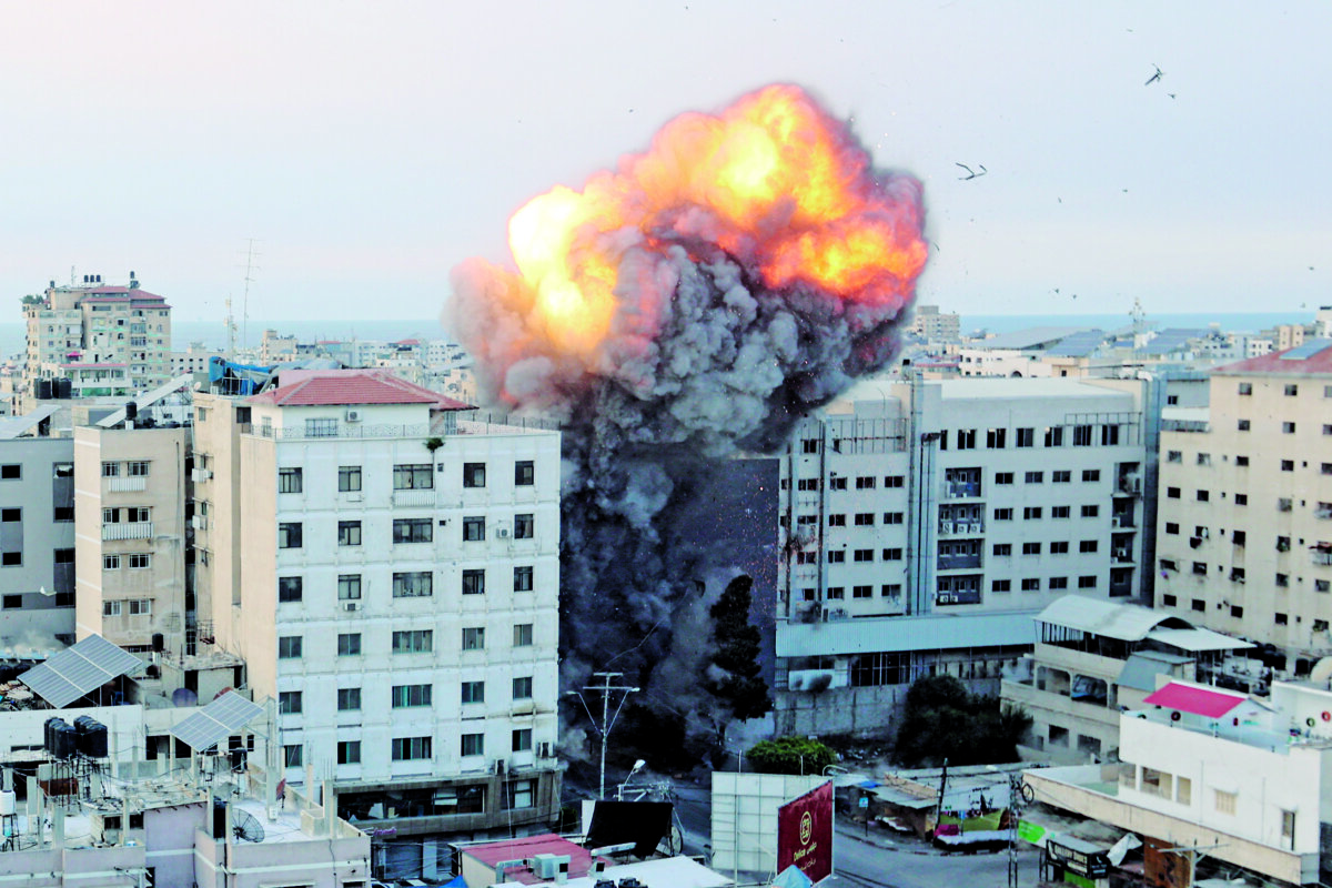 Lo que debe saber de la guerra entre Israel y Palestina Tras 48 horas de la cruel incursión armada sin precedentes llevada a cabo por terroristas de Hamás en territorio israelí, y que dejó un saldo aproximado de 700 muertos, varios desaparecidos y miles de heridos, el mundo ha tenido que presenciar el nacimiento de una nueva guerra sin cuartel en donde se está aplicando la máxima de ojo por ojo y diente por diente.
