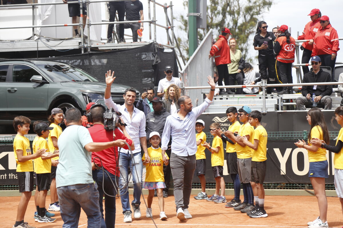 Así fue el homenaje de despedida a Cabal y Farah por su admirable carrera en el Tenis Un homenaje de despedida en reconocimiento a su exitosa carrera, recibieron este domingo los tenistas Juan Sebastián Cabal y Robert Farah, que acumulan un historial con 19 títulos profesionales que dejaron una marca indeleble en la historia del deporte en Colombia.