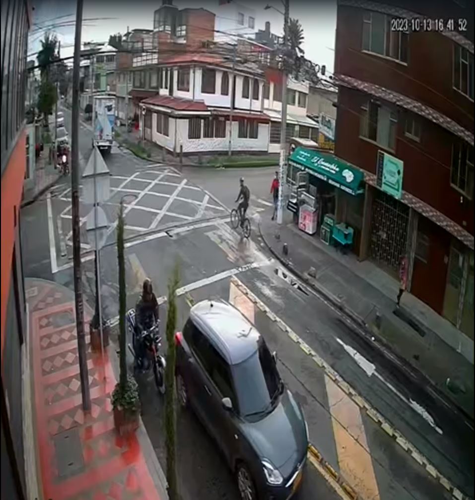¡A sangre fría! Banda de fleteros roba y dispara a hombre en Engativá La inseguridad en la localidad de Engativá aterró a los ciudadanos el pasado 13 de octubre, los criminales demuestran ser cada vez más despiadados.