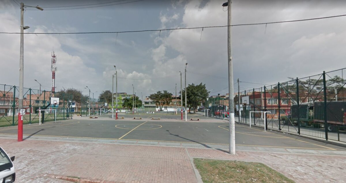 Bogotá, la capital del 'Micro' #Deportes Hoy en día se juega microfútbol en todas las localidades, por eso esta capital cuenta con sus propios ‘templos’, donde cientos de fanáticos se congregan para deleitarse con las jugadas y goles de los mejores exponentes. Q’HUBO consultó a apasionados expertos, quienes siguen de cerca esta disciplina en Bogotá, y le muestra las canchas más emblemáticas.