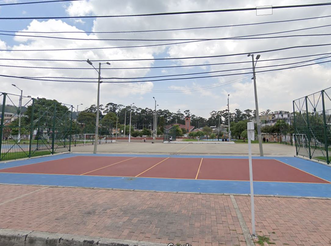 Bogotá, la capital del 'Micro' #Deportes Hoy en día se juega microfútbol en todas las localidades, por eso esta capital cuenta con sus propios ‘templos’, donde cientos de fanáticos se congregan para deleitarse con las jugadas y goles de los mejores exponentes. Q’HUBO consultó a apasionados expertos, quienes siguen de cerca esta disciplina en Bogotá, y le muestra las canchas más emblemáticas.