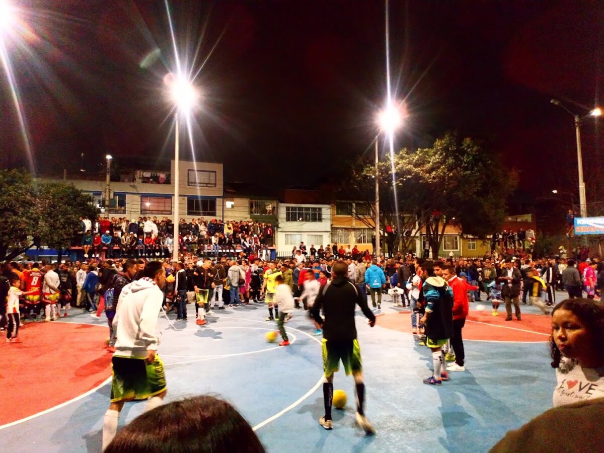 Bogotá, la capital del 'Micro' #Deportes Hoy en día se juega microfútbol en todas las localidades, por eso esta capital cuenta con sus propios ‘templos’, donde cientos de fanáticos se congregan para deleitarse con las jugadas y goles de los mejores exponentes. Q’HUBO consultó a apasionados expertos, quienes siguen de cerca esta disciplina en Bogotá, y le muestra las canchas más emblemáticas.