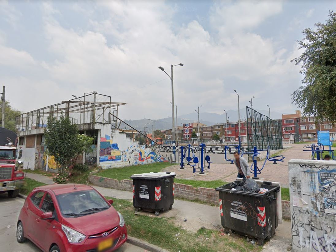 Bogotá, la capital del 'Micro' #Deportes Hoy en día se juega microfútbol en todas las localidades, por eso esta capital cuenta con sus propios ‘templos’, donde cientos de fanáticos se congregan para deleitarse con las jugadas y goles de los mejores exponentes. Q’HUBO consultó a apasionados expertos, quienes siguen de cerca esta disciplina en Bogotá, y le muestra las canchas más emblemáticas.