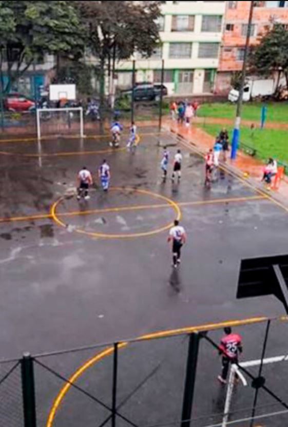 Bogotá, la capital del 'Micro' #Deportes Hoy en día se juega microfútbol en todas las localidades, por eso esta capital cuenta con sus propios ‘templos’, donde cientos de fanáticos se congregan para deleitarse con las jugadas y goles de los mejores exponentes. Q’HUBO consultó a apasionados expertos, quienes siguen de cerca esta disciplina en Bogotá, y le muestra las canchas más emblemáticas.