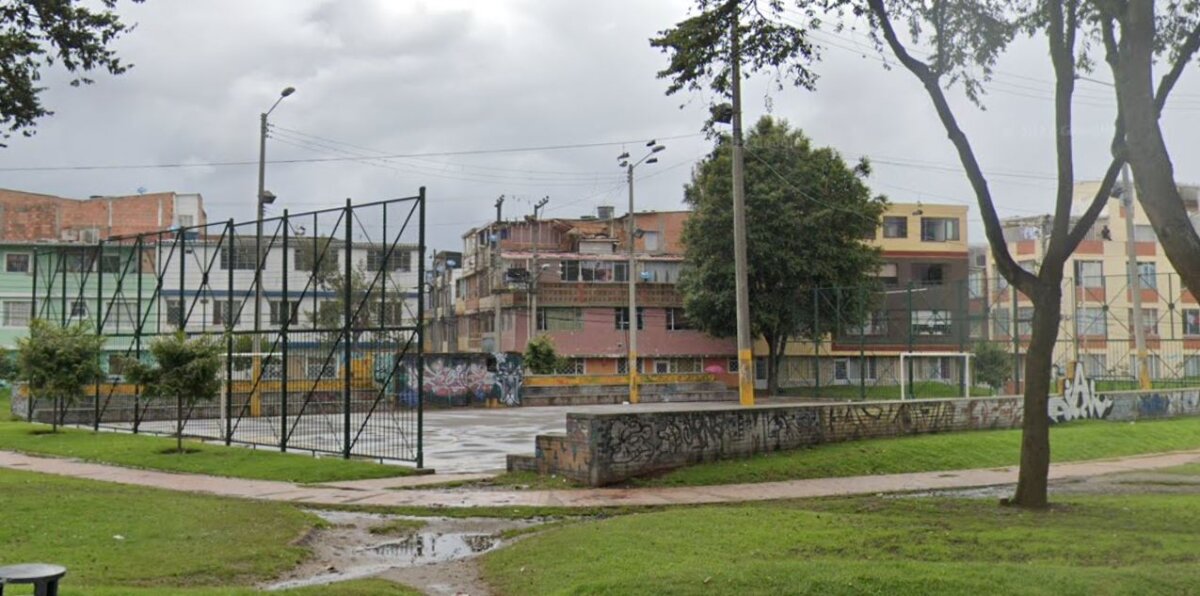 Bogotá, la capital del 'Micro' #Deportes Hoy en día se juega microfútbol en todas las localidades, por eso esta capital cuenta con sus propios ‘templos’, donde cientos de fanáticos se congregan para deleitarse con las jugadas y goles de los mejores exponentes. Q’HUBO consultó a apasionados expertos, quienes siguen de cerca esta disciplina en Bogotá, y le muestra las canchas más emblemáticas.