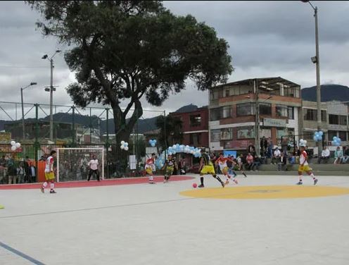 Bogotá, la capital del 'Micro' #Deportes Hoy en día se juega microfútbol en todas las localidades, por eso esta capital cuenta con sus propios ‘templos’, donde cientos de fanáticos se congregan para deleitarse con las jugadas y goles de los mejores exponentes. Q’HUBO consultó a apasionados expertos, quienes siguen de cerca esta disciplina en Bogotá, y le muestra las canchas más emblemáticas.