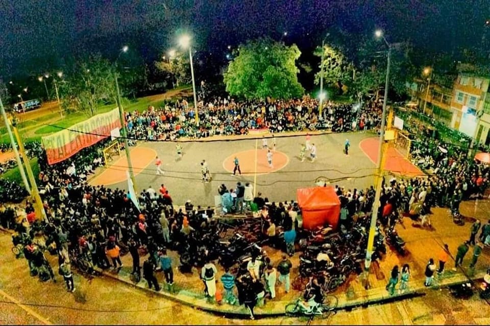 Bogotá, la capital del 'Micro' #Deportes Hoy en día se juega microfútbol en todas las localidades, por eso esta capital cuenta con sus propios ‘templos’, donde cientos de fanáticos se congregan para deleitarse con las jugadas y goles de los mejores exponentes. Q’HUBO consultó a apasionados expertos, quienes siguen de cerca esta disciplina en Bogotá, y le muestra las canchas más emblemáticas.