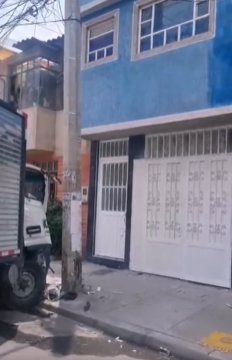 ¡Atención! Se registra aparatoso accidente entre bus del Sitp y un furgón en Bosa 1 ¡Atención! Se registra aparatoso accidente entre bus del Sitp y un furgón en Bosa Sobre la 1:30 de la tarde de este jueves, se registró un aparatoso accidente de tránsito que involucra un bus del Sitp y un furgón que se movilizaban por el sector de Los Naranjos, en la localidad de Bosa, a la altura de la carrera 80 sur con calle 69.