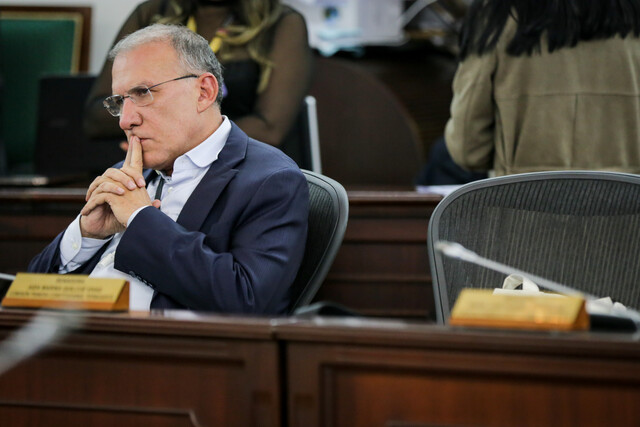 Roy Barreras renunció a la Embajada en Londres. ¿Aspirará a la Presidencia? 1 Roy Barreras renunció a la Embajada en Londres. ¿Aspirará a la Presidencia? El embajador de Colombia en el Reino Unido, Roy Barreras, presentó su carta de renuncia con una posible aspiración a las elecciones presidenciales de 2026.