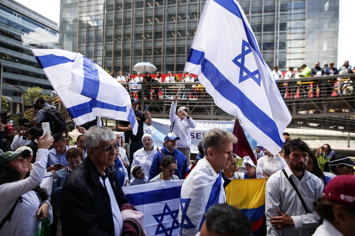 Gobierno alista vuelo para repatriar colombianos desde Israel 1 Gobierno alista vuelo para repatriar colombianos desde Israel El Gobierno anunció que adelanta gestiones con Tel Aviv para el "desplazamiento y aterrizaje" de un vuelo, que traiga de vuelta al país a un grupo de colombianos varados en esa nación.
