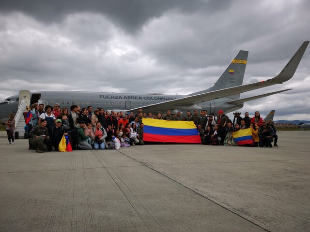 Ya aterrizó el segundo avión con 110 colombianos que se encontraban en Israel 1 Ya aterrizó el segundo avión con 110 colombianos que se encontraban en Israel Un nuevo vuelo humanitario de la Fuerza Aeroespacial Colombiana (FAC) con 110 colombianos a bordo procedentes de Israel, aterrizó este sábado en la base aérea de Catam, contigua al Aeropuerto El Dorado de Bogotá.