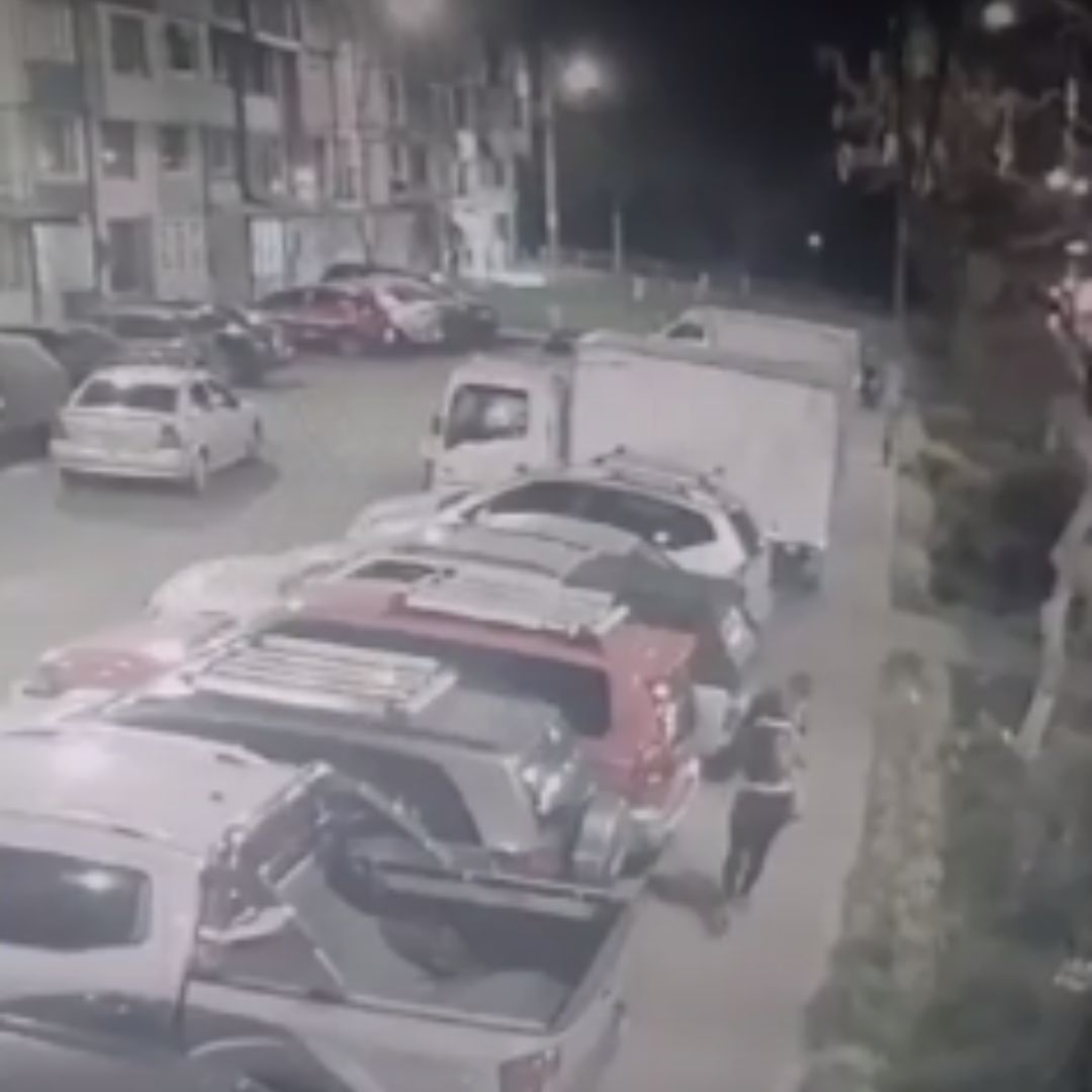 Impactante momento en el que una mujer se roba a un niño en Suba 1 Impactante momento en el que una mujer se roba a un niño en Suba Una mujer se raptó a un niño en la localidad de Suba y pese a que fue capturada en flagrancia, fue dejada en libertad por tener una condición psiquiátrica.
