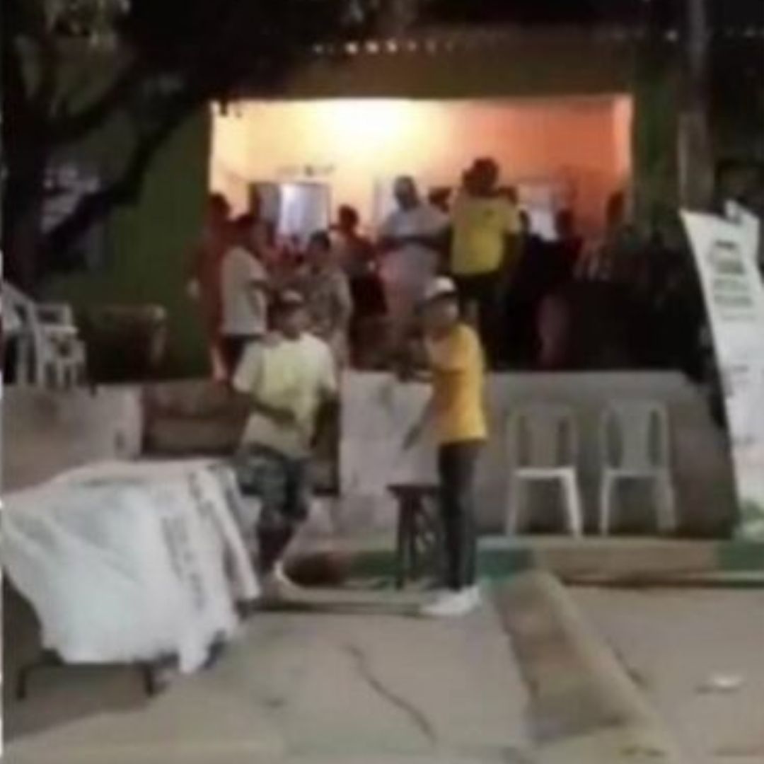 Reunión política terminó en balacera Más de 200 personas, que asistían a una reunión política. vivieron momentos de pánico cuando jóvenes se enfrentaron a disparos, con piedras y botellas.