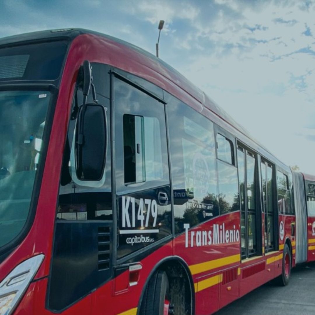 Hombre perdió la pierna tras intentar colarse en TransMilenio 1 Hombre perdió la pierna tras intentar colarse en TransMilenio Durante la tarde de este miércoles, un hombre perdió parte de su pierna izquierda tras intentar colarse en la estación Fucha de TransMilenio ubicada en la localidad de Antonio Nariño, pues cayó al suelo y terminó siendo arrollado por un articulado. El accidente ocurrió pasadas las 2:00 p.m.