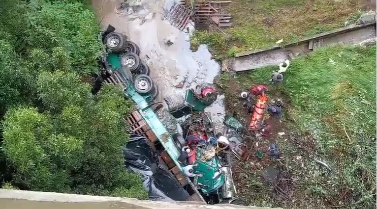 Impactante momento en el que tractomula cae del Puente de Boyacá Este es el impactante momento en el que una tractomula cae desde el conocido Puente de Boyacá.