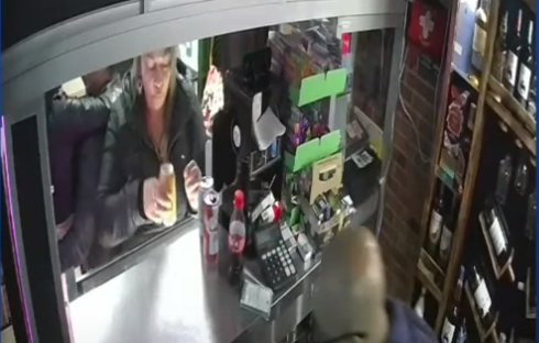 Nueva víctima de 'La Despechada': la mujer que droga a hombres y luego los roba Captan de nuevo a la mujer que droga a hombres y luego los roba. Este es el video.