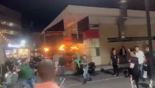 ¡Qué vergüenza! Tremendo agarrón entre supuestos seguidores de los candidatos Corredor y Fico Supuestos seguidores de las campañas a la Alcaldía de Medellín de Albert Corredor y Fico Gutiérrez se agarraron en reconocido centro comercial.