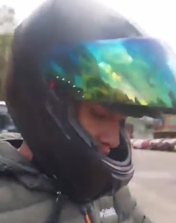 ¡Insólito! Ladrón se hizo pasar por 'influencer' para que la comunidad no lo golpeara 1 ¡Insólito! Ladrón se hizo pasar por 'influencer' para que la comunidad no lo golpeara En un curioso incidente en el noroccidente de Bogotá, un ladrón fue detenido por los residentes luego de robar el teléfono de una joven en el barrio Bochica de Engativá.