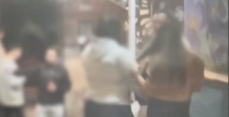 Policía infiltrada enamoró a cabecilla del 'Tren de Aragua' para que cayera 2 Policía infiltrada enamoró a cabecilla del 'Tren de Aragua' para que cayera Durante ocho meses la uniformada se encargó de enamorar a alias Guillermo, el peligroso cabecilla de una banda que se encargaba del micrográfico en el centro de Bogotá.