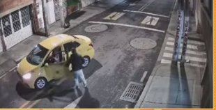 Captan violento robo a una taxista en Engativá 1 Captan violento robo a una taxista en Engativá En video quedó registrado el momento en el que un hombre atraca violentamente a una mujer que conduce un taxi en Engativá.