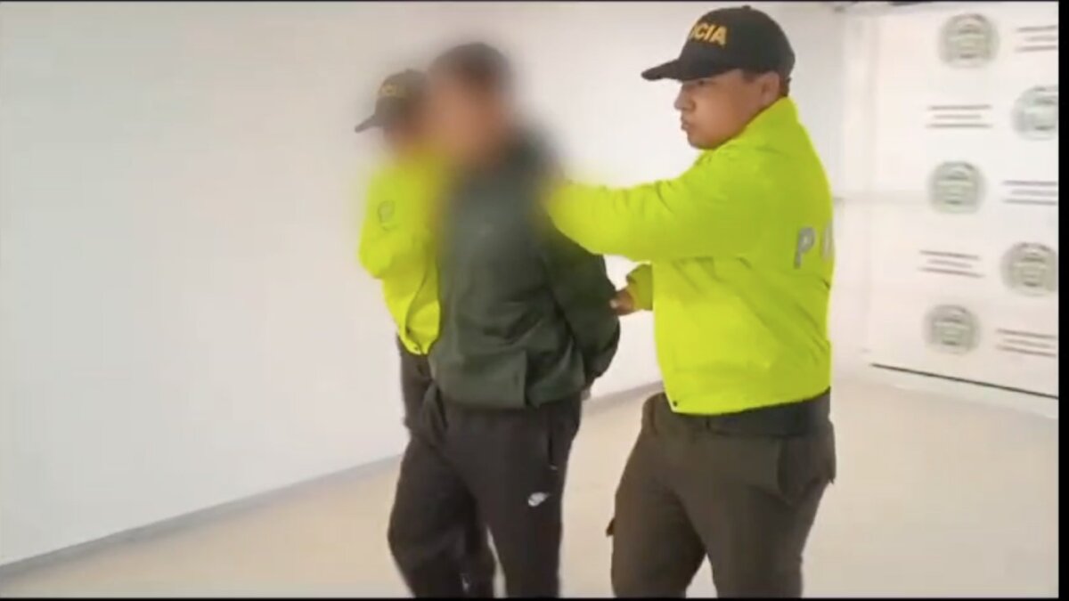 Capturan al presunto responsable de asesinato en Soacha 2 Capturan al presunto responsable de asesinato en Soacha El presunto responsable de asesinar a Emilse Ardila con un arma de fuego en el municipio de Soacha, fue capturado y deberá responder ante la justicia.
