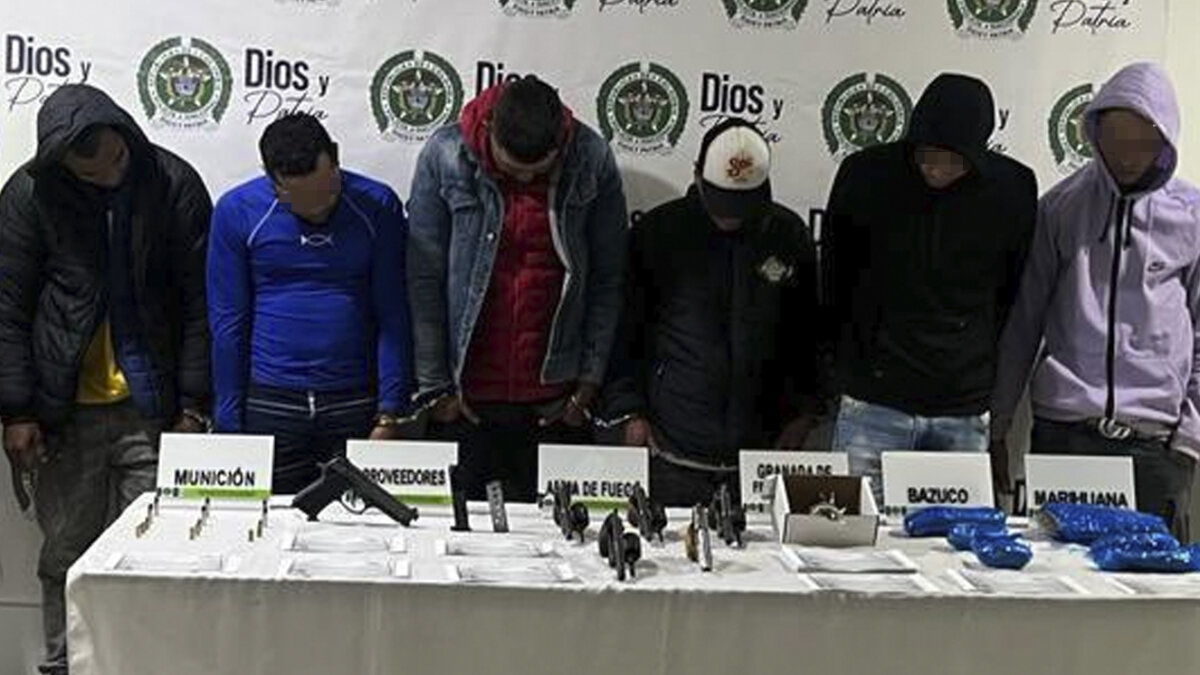 Cayeron seis bandidos que harían parte del 'Tren de Aragua' Capturan a seis sujetos que harían parte del 'Tren de Aragua'. Los delincuentes extorsionaban a comerciantes de diferentes sectores de Bogotá.