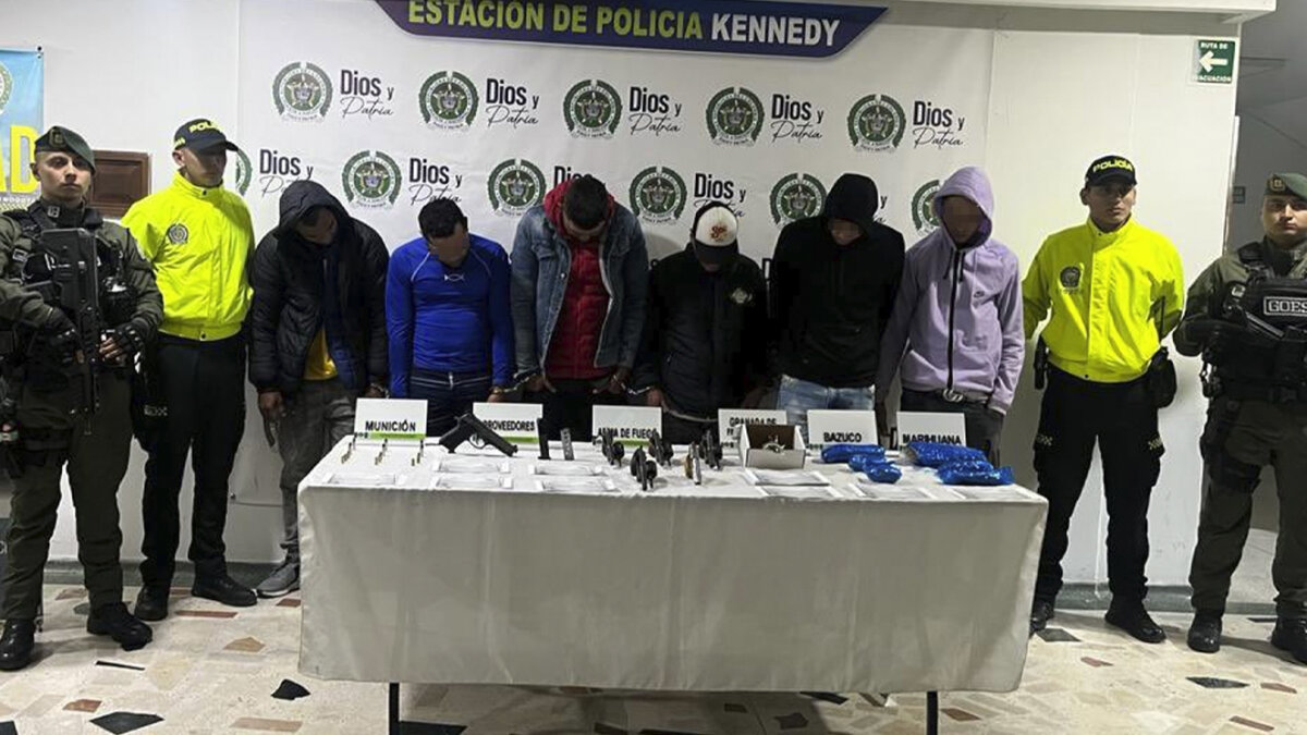 Cayeron seis bandidos que harían parte del 'Tren de Aragua' 1 Cayeron seis bandidos que harían parte del 'Tren de Aragua' Capturan a seis sujetos que harían parte del 'Tren de Aragua'. Los delincuentes extorsionaban a comerciantes de diferentes sectores de Bogotá.