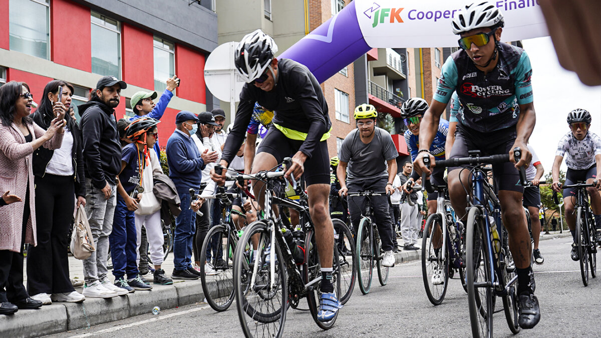 Ciclismo del bueno en la Vuelta a Kennedy 10 Ciclismo del bueno en la Vuelta a Kennedy #Deportes Los amantes del ciclismo se dieron cita este domingo en la localidad de Kennedy, pues allí se disputó la segunda edición de la Vuelta a esa localidad.