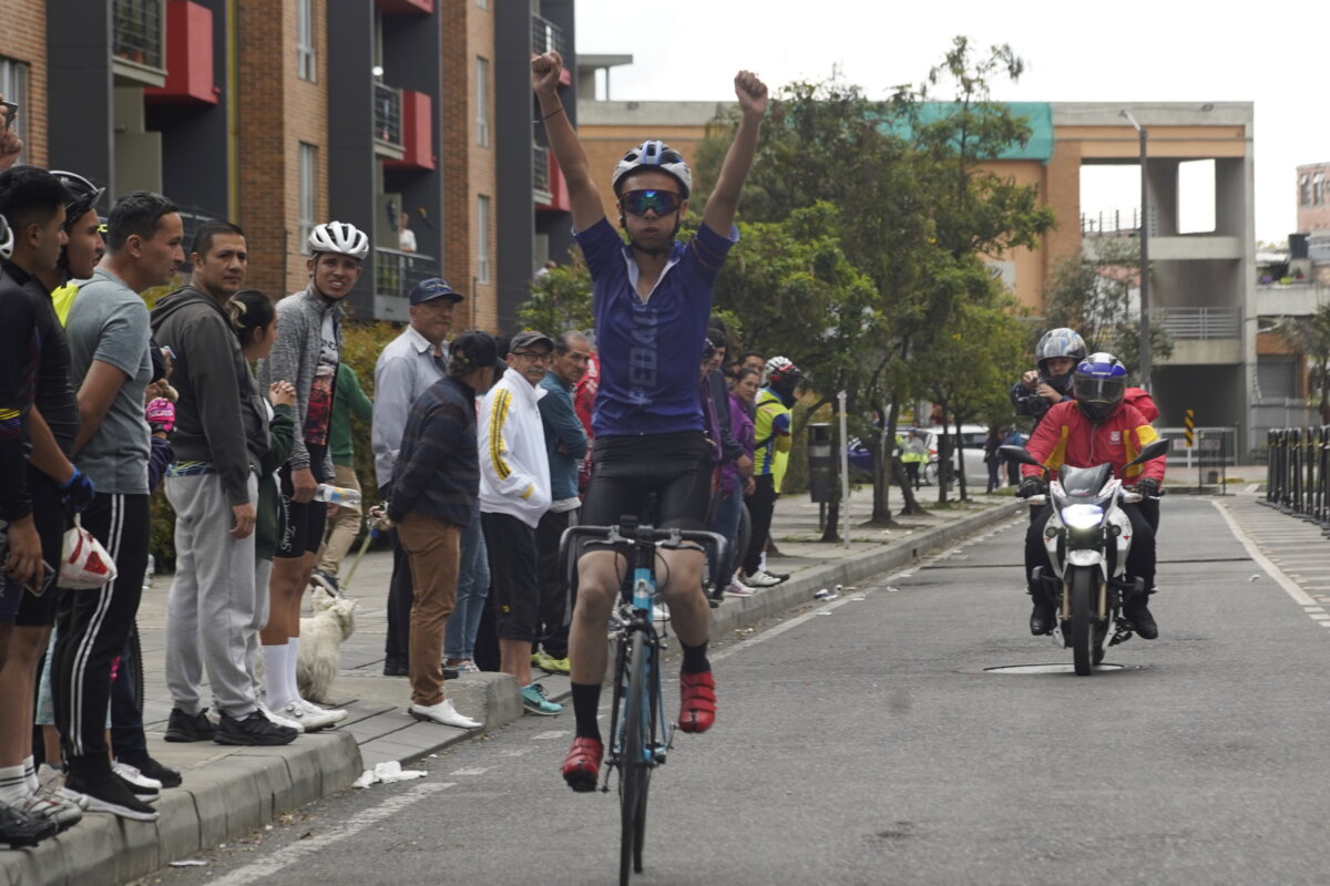 Ciclismo del bueno en la Vuelta a Kennedy 5 Ciclismo del bueno en la Vuelta a Kennedy #Deportes Los amantes del ciclismo se dieron cita este domingo en la localidad de Kennedy, pues allí se disputó la segunda edición de la Vuelta a esa localidad.