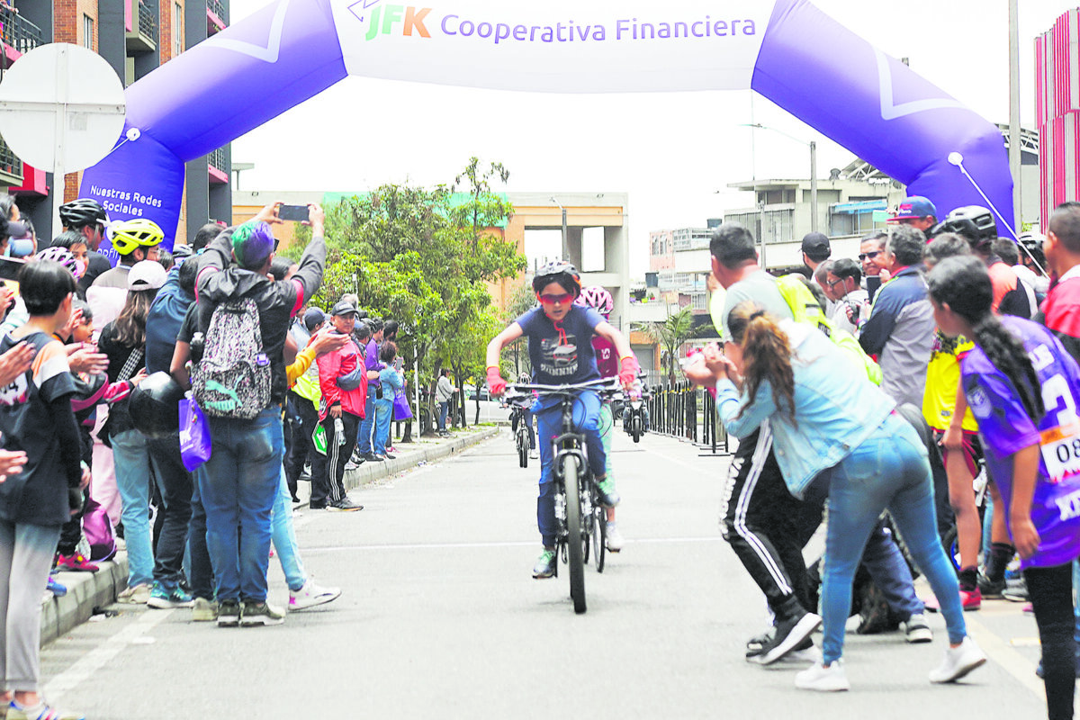 Ciclismo del bueno en la Vuelta a Kennedy 2 Ciclismo del bueno en la Vuelta a Kennedy #Deportes Los amantes del ciclismo se dieron cita este domingo en la localidad de Kennedy, pues allí se disputó la segunda edición de la Vuelta a esa localidad.