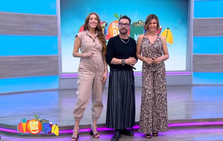 Critican a presentador de ‘Buen Día Colombia’ por lucir falda en vivo Andrés López sorprendió a los seguidores del programa 'Buen Día Colombia' con su estilo, pues vistió una falda en plena emisión.