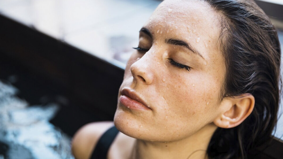 Cuidado con la sudoración excesiva 1 Cuidado con la sudoración excesiva La sudoración excesiva, también conocida como hiperhidrosis, es una condición médica que afecta a un número significativo de personas en todo el mundo.
