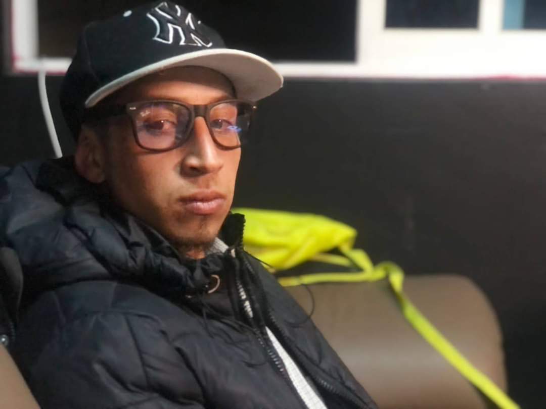 Trágica historia de Darío, un artista que murió persiguiendo su sueño Una historia que se repite con lamentable frecuencia en decenas de jóvenes latinoamericanos hoy enluta a una familia residente en el segundo sector del barrio Olivos del municipio de Soacha: Darío Yara, un joven artista de 26 años que decidió irse a México en busca de oportunidades laborales y artísticas para llevar a otro nivel su carrera como cantante de rap, dancehall y reguetón, fue hallado muerto en su vivienda en medio de hechos que las autoridades mexicanas aún se encuentran develando.