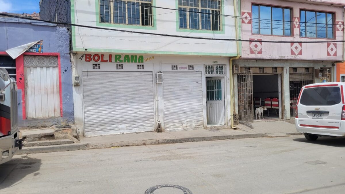 Doble homicidio en Ciudad Bolívar En un local comercial del barrio Arabia, en la localidad de Ciudad Bolívar, se registró un doble homicidio en la noche de este jueves, cuando unos matones llegaron a ultimar a un ciudadano, pero en su huida, tras cumplir con su objetivo, uno de estos también resultó muerto.