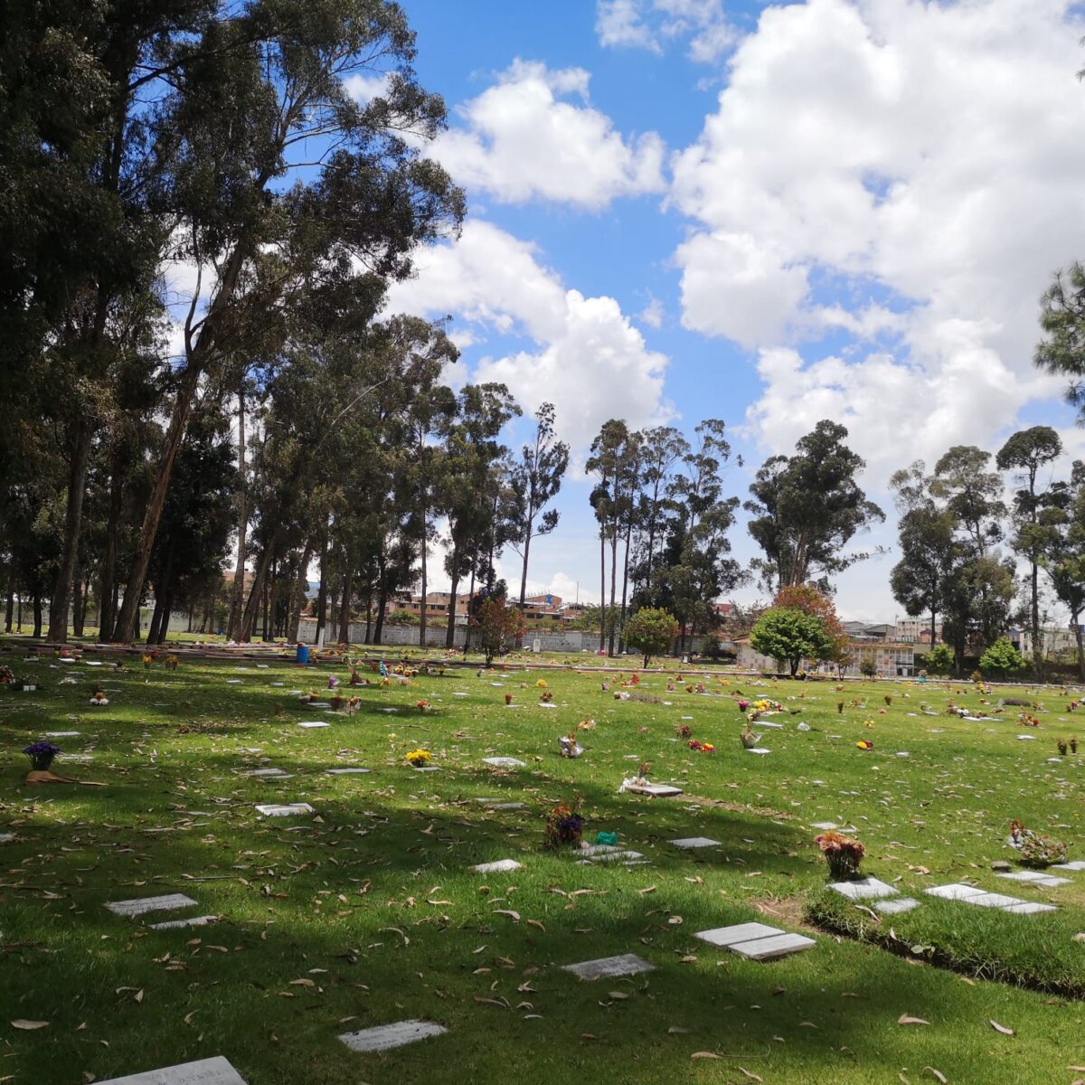 Doloroso relato de la madre del niño que murió en el cementerio Jardines del Apogeo 1 Doloroso relato de la madre del niño que murió en el cementerio Jardines del Apogeo Sandrid Rivera, madre del niño de 7 años que falleció trágicamente en el cementerio Jardines del Apogeo, le reveló a Q'HUBO detalles de cómo ocurrieron los hechos.