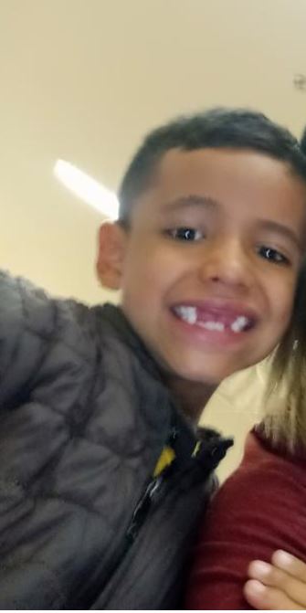 Doloroso relato de la madre del niño que murió en el cementerio Jardines del Apogeo 2 Doloroso relato de la madre del niño que murió en el cementerio Jardines del Apogeo Sandrid Rivera, madre del niño de 7 años que falleció trágicamente en el cementerio Jardines del Apogeo, le reveló a Q'HUBO detalles de cómo ocurrieron los hechos.