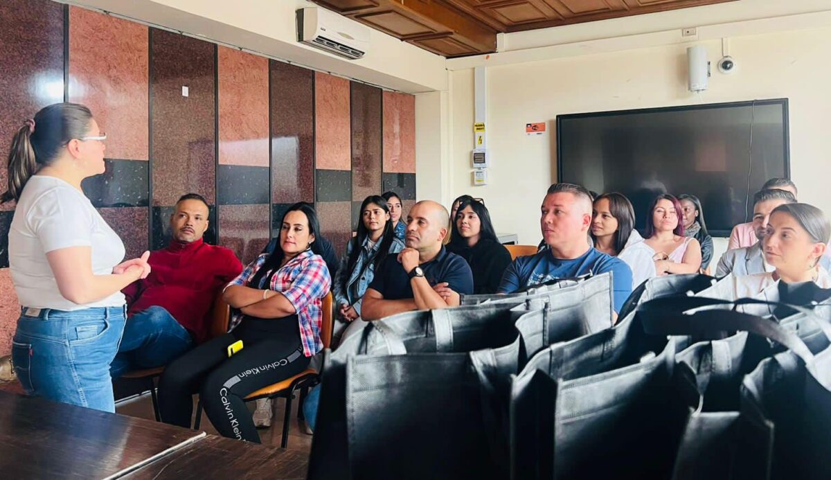 ¡El Sena te ayuda a conseguir trabajo! 1 ¡El Sena te ayuda a conseguir trabajo! Para abrir las puertas del mundo laboral a los colombianos que más lo necesitan, el SENA, a través de su Agencia Pública de Empleo (APE), ofrece un servicio de intermediación público y sin distinción alguna, lo que facilita el contacto entre los buscadores de empleo y las empresas que requieren talento humano.