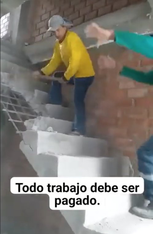 EN VIDEO: Albañil destruyó escaleras que había construido porque no le pagaron 1 EN VIDEO: Albañil destruyó escaleras que había construido porque no le pagaron ¿Exagerado o justo? Esa es la discusión que hay alrededor de un video que circula en redes sociales donde se ve a un albañil destruyendo unas escaleras porque no le pagaron.