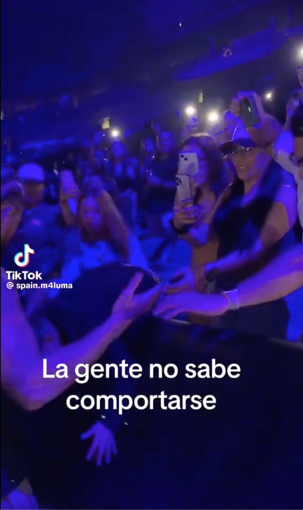 EN VIDEO: El manotazo de Maluma a un fan en pleno concierto 1 EN VIDEO: El manotazo de Maluma a un fan en pleno concierto Captan en video el momento en el que fanático le extiende la mano a Maluma y él responde con un fuerte manotazo.