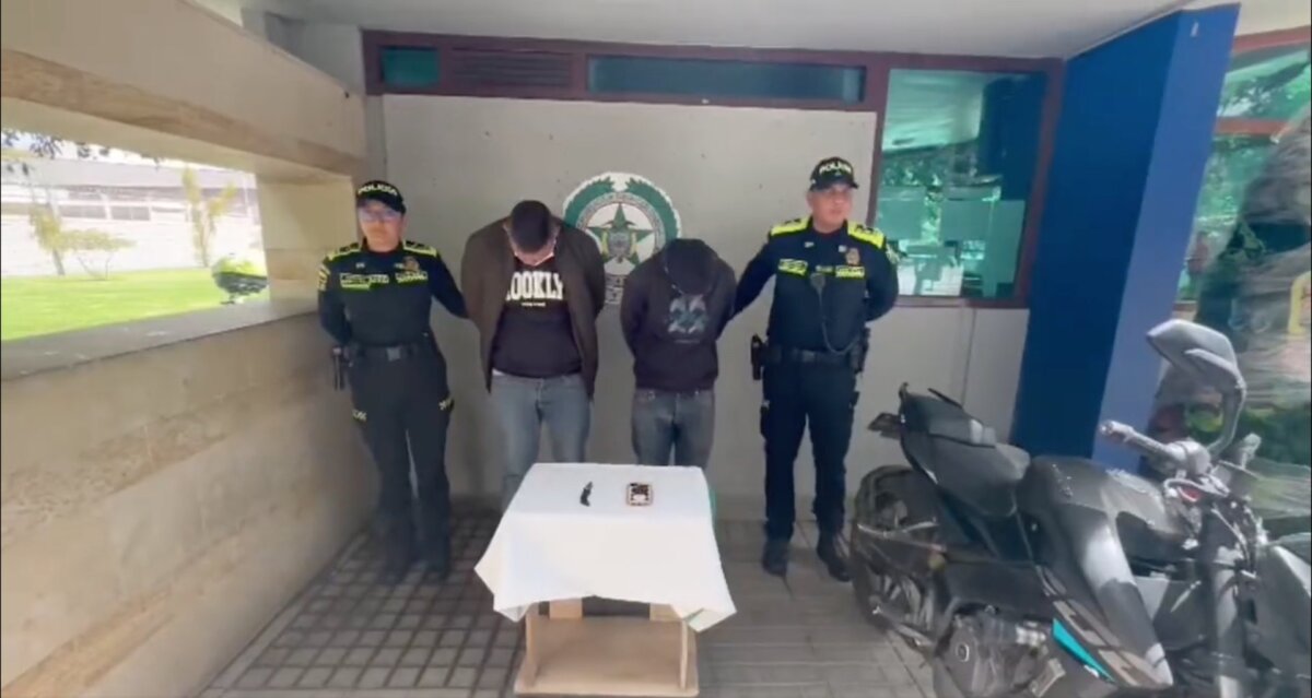 EN VIDEO: Impactante momento en el que policías derriban a delincuentes en moto 1 EN VIDEO: Impactante momento en el que policías derriban a delincuentes en moto En un video quedó grabado el momento en el que patrulleros derriban de una moto a dos delincuentes que acaban de robar un celular en Suba. Los bandidos tenían detención domiciliaria.