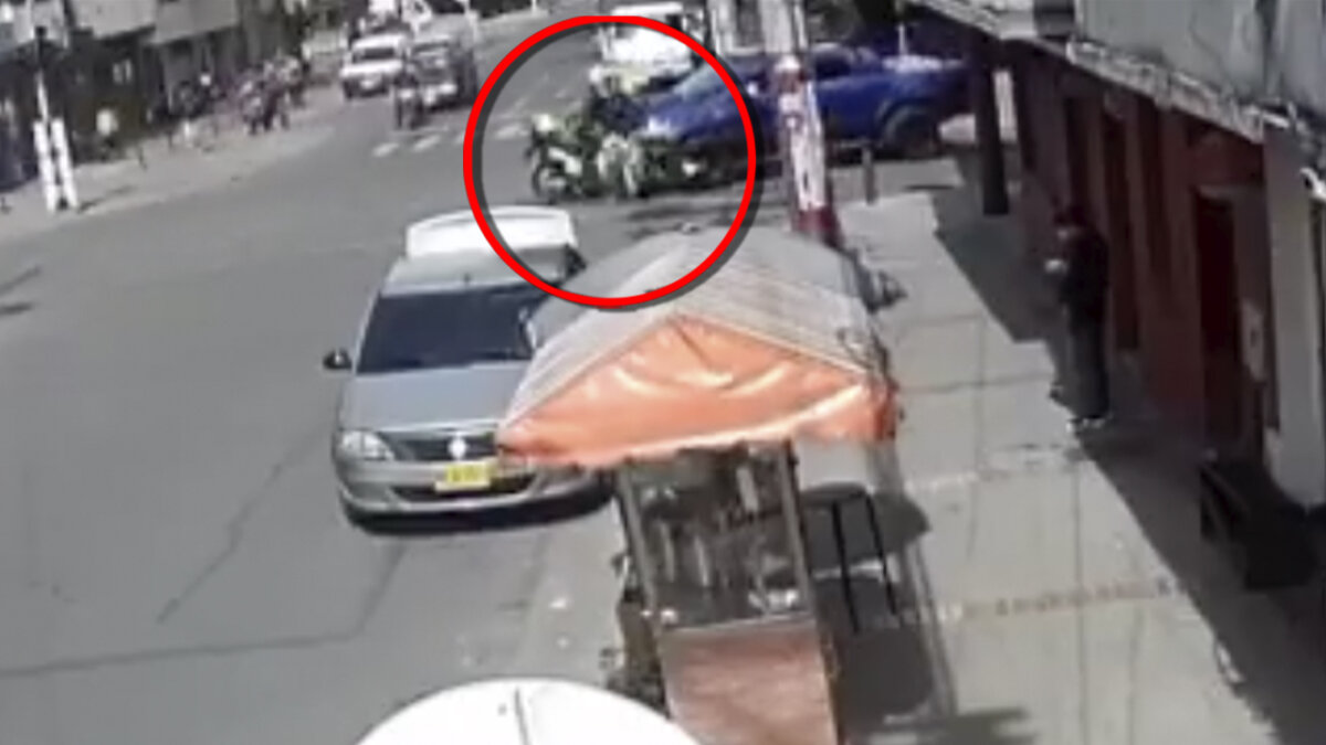 EN VIDEO: Patrullero habría sufrido muerte cerebral tras accidente de tránsito en Chapinero El patrullero Mario Alejandro Castillo Cisneros, de la Policía Metropolitana de Bogotá, se encuentra batiéndose entre la vida y la muerte luego de haber sufrido un grave accidente de tránsito mientras se movilizaba con otro uniformado sobre la Carrera 21 con Calle 50, en la localidad de Chapinero.