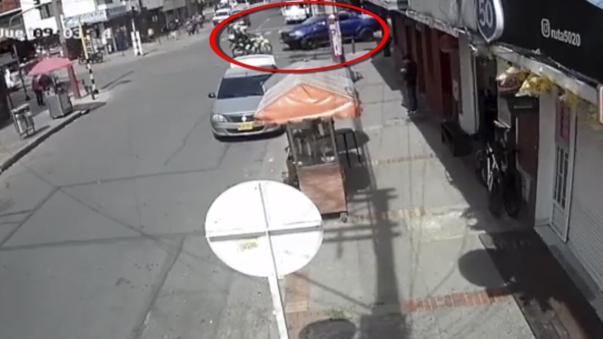 EN VIDEO: Patrullero habría sufrido muerte cerebral tras accidente de tránsito en Chapinero 1 EN VIDEO: Patrullero habría sufrido muerte cerebral tras accidente de tránsito en Chapinero El patrullero Mario Alejandro Castillo Cisneros, de la Policía Metropolitana de Bogotá, se encuentra batiéndose entre la vida y la muerte luego de haber sufrido un grave accidente de tránsito mientras se movilizaba con otro uniformado sobre la Carrera 21 con Calle 50, en la localidad de Chapinero.