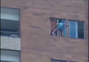 EN VIDEO: niñas intentan cruzar de una ventana a otra a una altura de 80 metros En un vídeo, que está circulando en redes sociales, quedó registrado el momento en que dos niñas intentan cruzar de una ventana a otra. Al parecer estaban sin supervisión de un adulto.