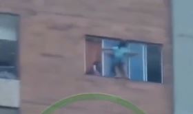 EN VIDEO: niñas intentan cruzar de una ventana a otra a una altura de 80 metros En un vídeo, que está circulando en redes sociales, quedó registrado el momento en que dos niñas intentan cruzar de una ventana a otra. Al parecer estaban sin supervisión de un adulto.