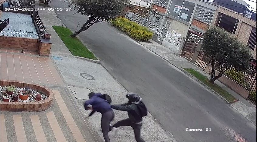 EN VIDEO: Violento hurto en Galerías Tres sujetos, que se transportaban en moto, quedaron grabados en cámaras de seguridad en el momento en que robaron a un joven que caminaba por las calles del barrio Galerías, en Teusaquillo.