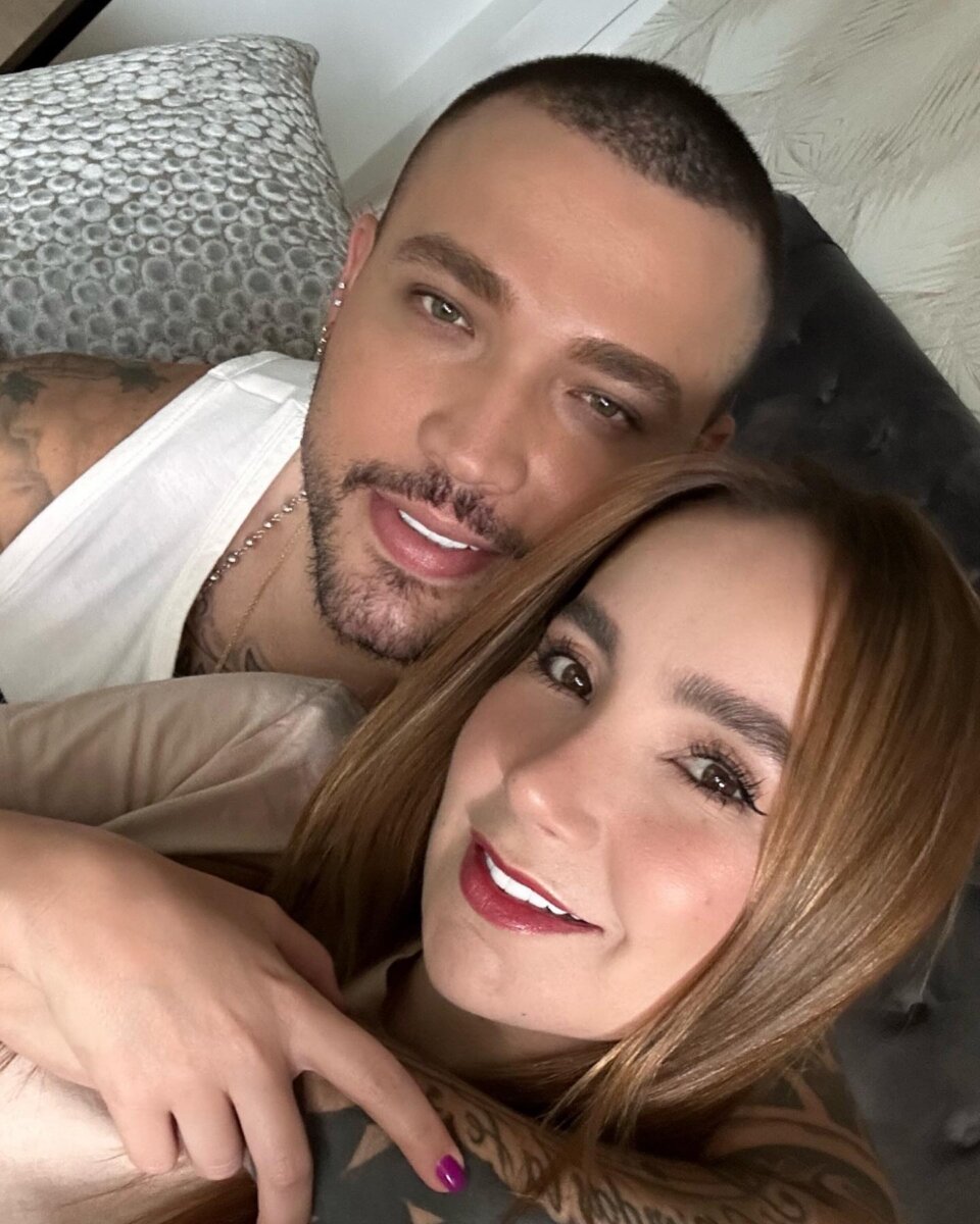 El "triángulo amoroso" en el que estuvo envuelto Jessi Uribe Jessi Uribe reveló que fue el "tercero" en una relación. Incluso esta situación lo inspiró a componer uno de sus más conocidos temas.