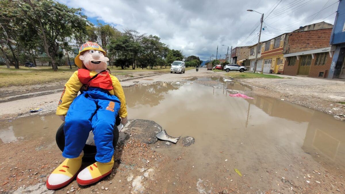 El IDU le responde a los habitantes de Kennedy 1 El IDU le responde a los habitantes de Kennedy Armando Calle no descansa en su misión de denunciar los huecos en las vías de Bogotá y por eso le hace seguimiento a una problemática con la que han tenido que convivir los habitantes de Kennedy, a quienes estuvo acompañando durante las conversaciones que tuvieron con el Instituto de Desarrollo Urbano (IDU), para por fin tapar un enorme hueco que se convirtió en el calvario de conductores y moradores de los barrios Timiza, Tundama, Las Delicias y San Andrés.