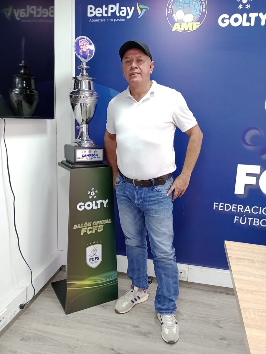 El Microfútbol no para de crecer en Colombia Si hay un deporte que despierta pasiones, emociones y congrega multitudes en casi todo Colombia, es el fútbol de salón, popularmente conocido como microfútbol.
