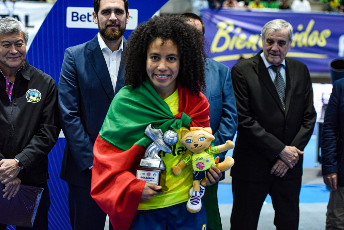 El Microfútbol no para de crecer en Colombia Si hay un deporte que despierta pasiones, emociones y congrega multitudes en casi todo Colombia, es el fútbol de salón, popularmente conocido como microfútbol.